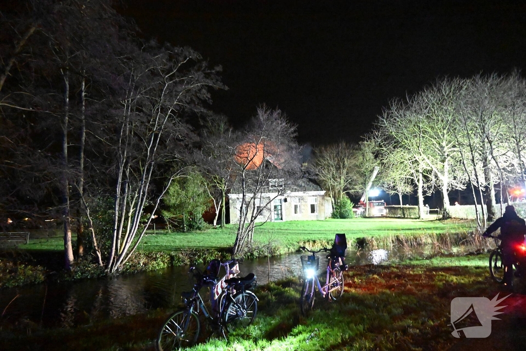 Uitslaande brand bij woonboerderij met rietendak
