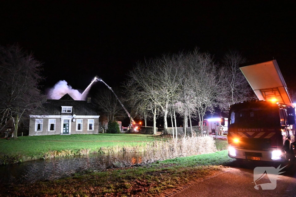 Uitslaande brand bij woonboerderij met rietendak