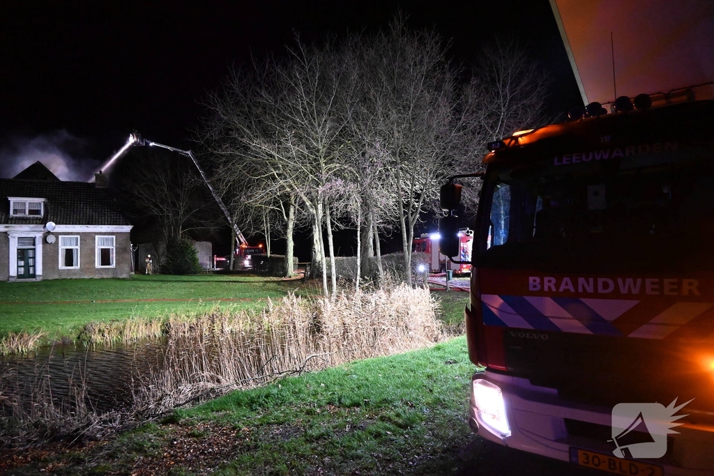 Uitslaande brand bij woonboerderij met rietendak
