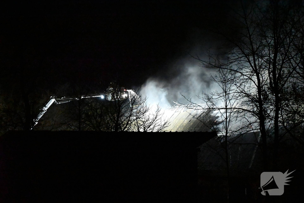 Uitslaande brand bij woonboerderij met rietendak