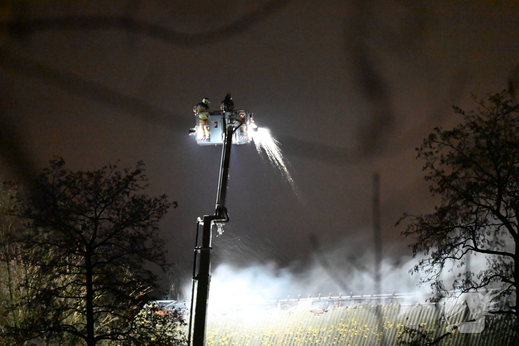Uitslaande brand bij woonboerderij met rietendak