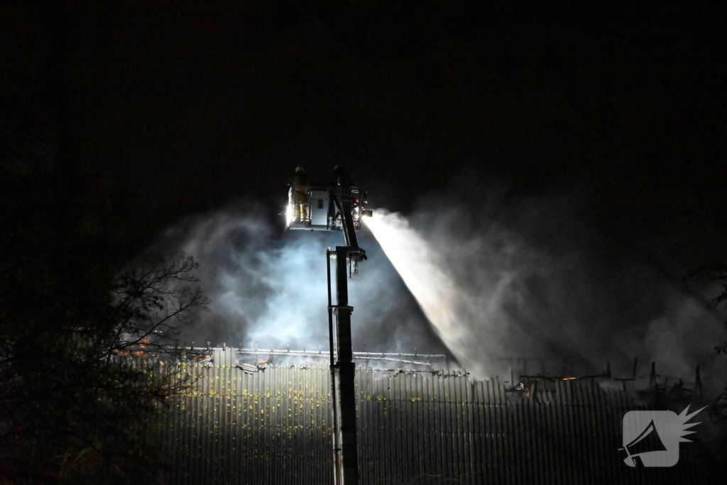 Uitslaande brand bij woonboerderij met rietendak