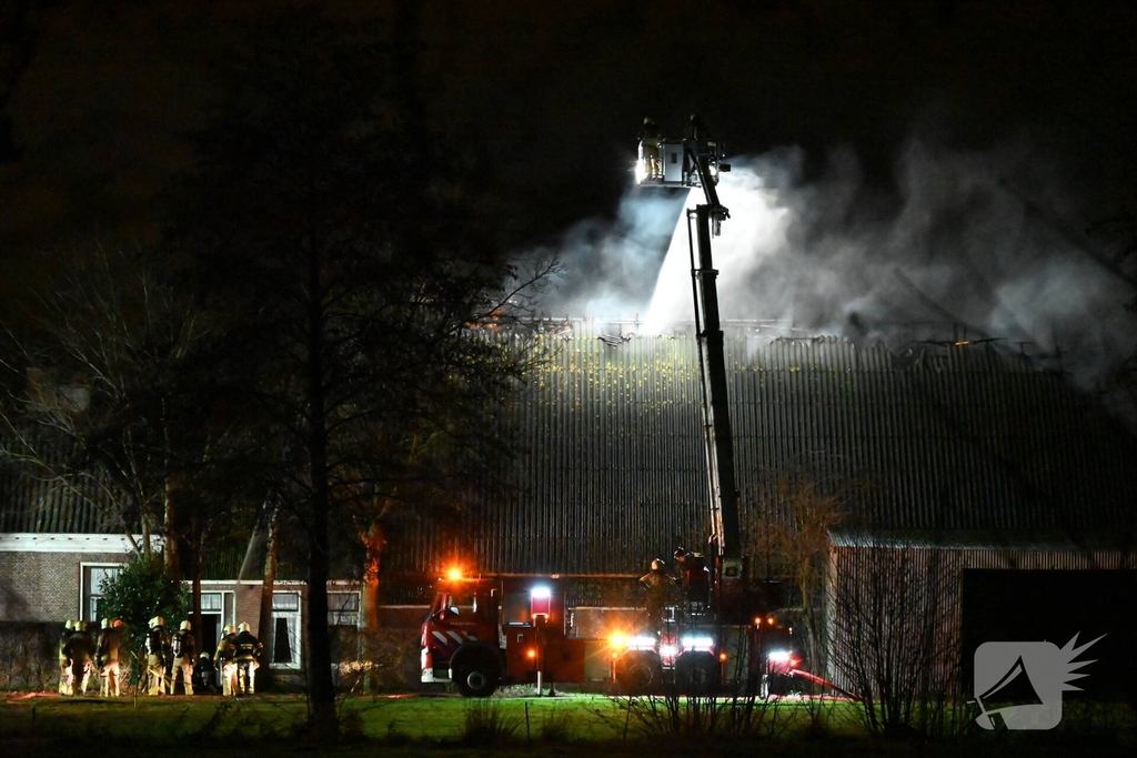 Uitslaande brand bij woonboerderij met rietendak
