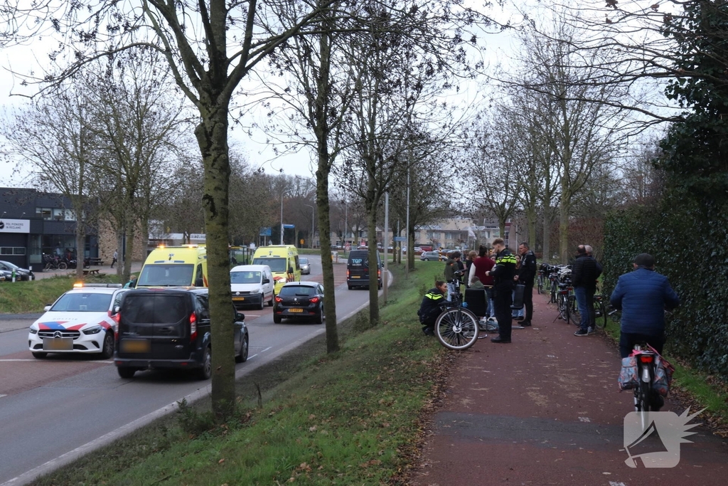 Twee fietsers komen ten val na aanrijding