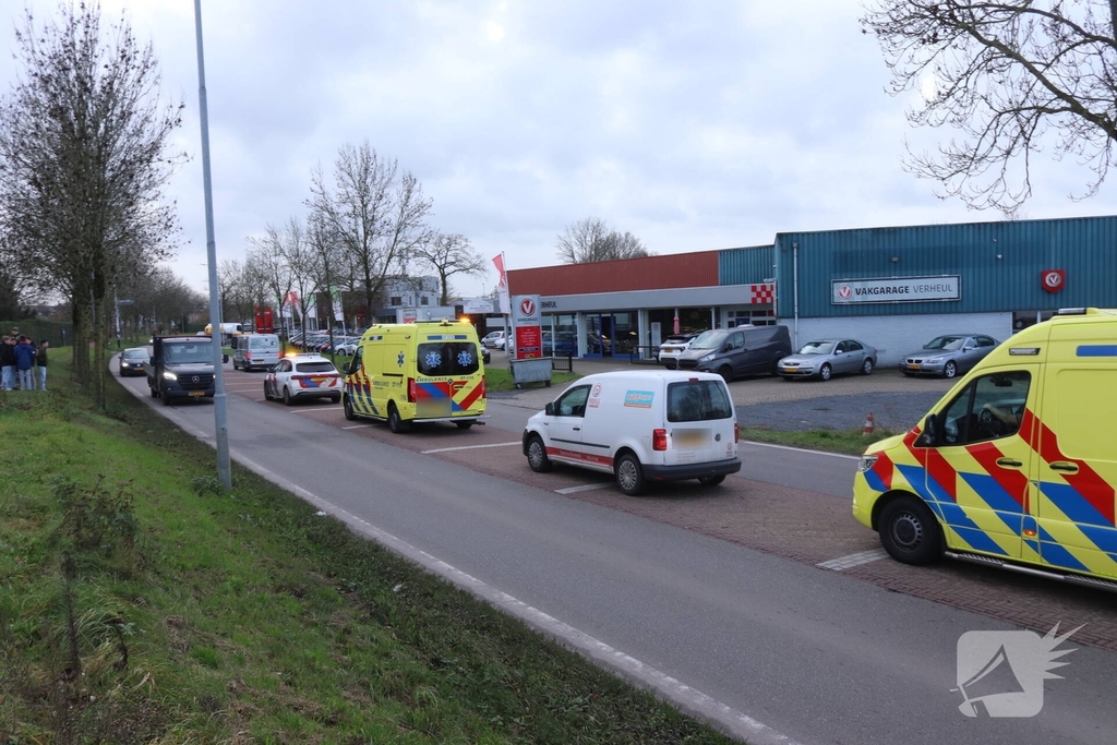 Twee fietsers komen ten val na aanrijding