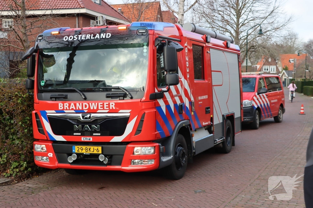 Auto lekt brandstof op parkeerplaats bij school