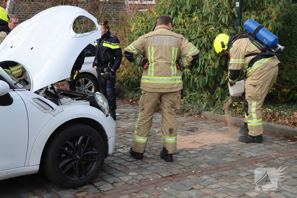 Auto lekt brandstof op parkeerplaats bij school