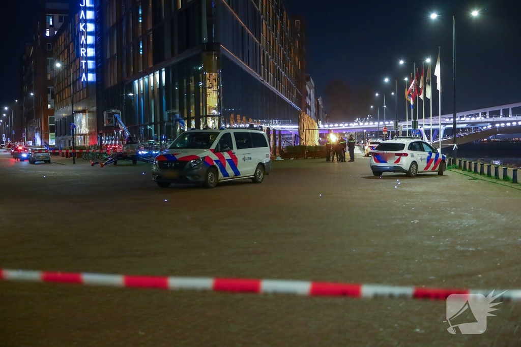 Persoon valt uit hoogbouw en wordt met spoed naar ziekenhuis vervoerd