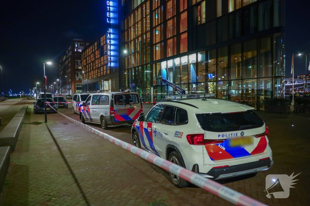 Persoon valt uit hoogbouw en wordt met spoed naar ziekenhuis vervoerd