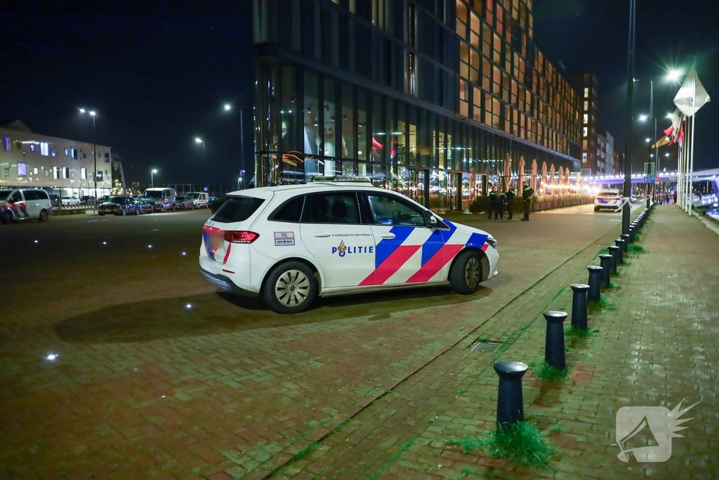 Persoon valt uit hoogbouw en wordt met spoed naar ziekenhuis vervoerd