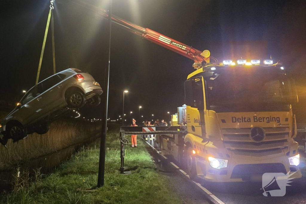 Auto te water na vlucht van bestuurder