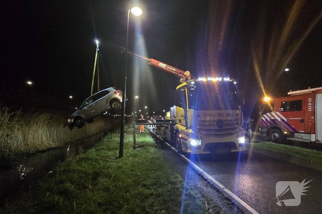 Auto te water na vlucht van bestuurder