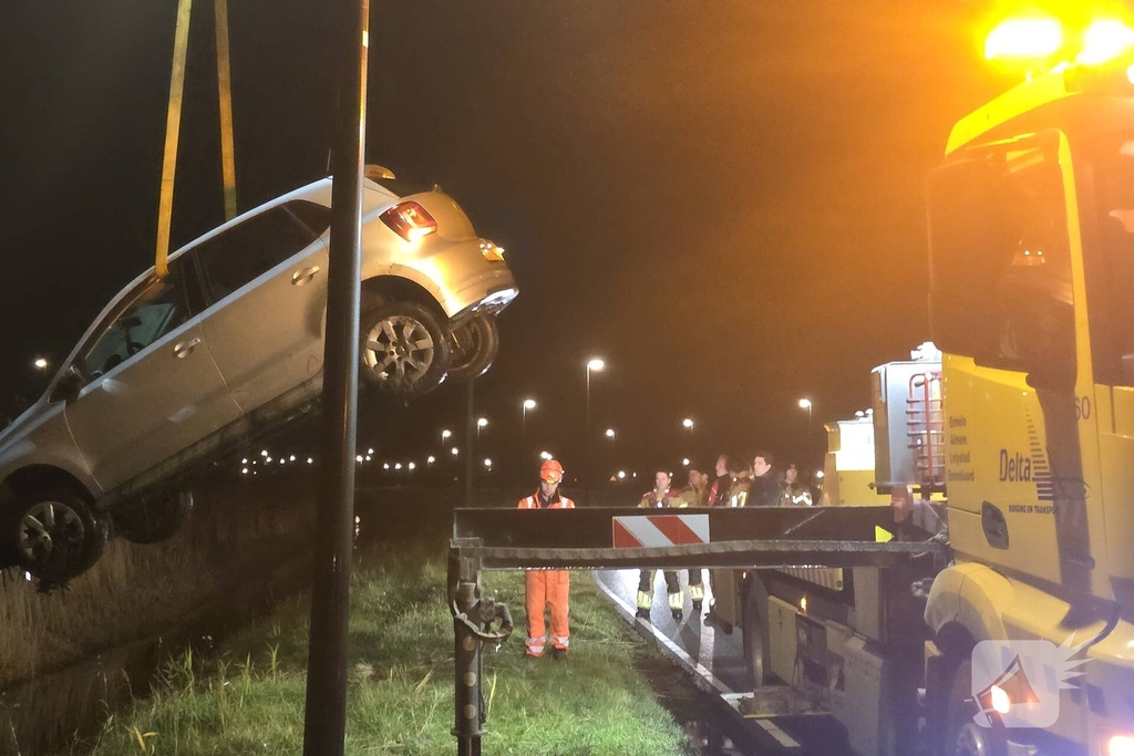 Auto te water na vlucht van bestuurder