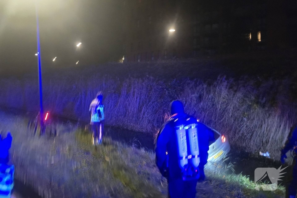 Auto te water na vlucht van bestuurder