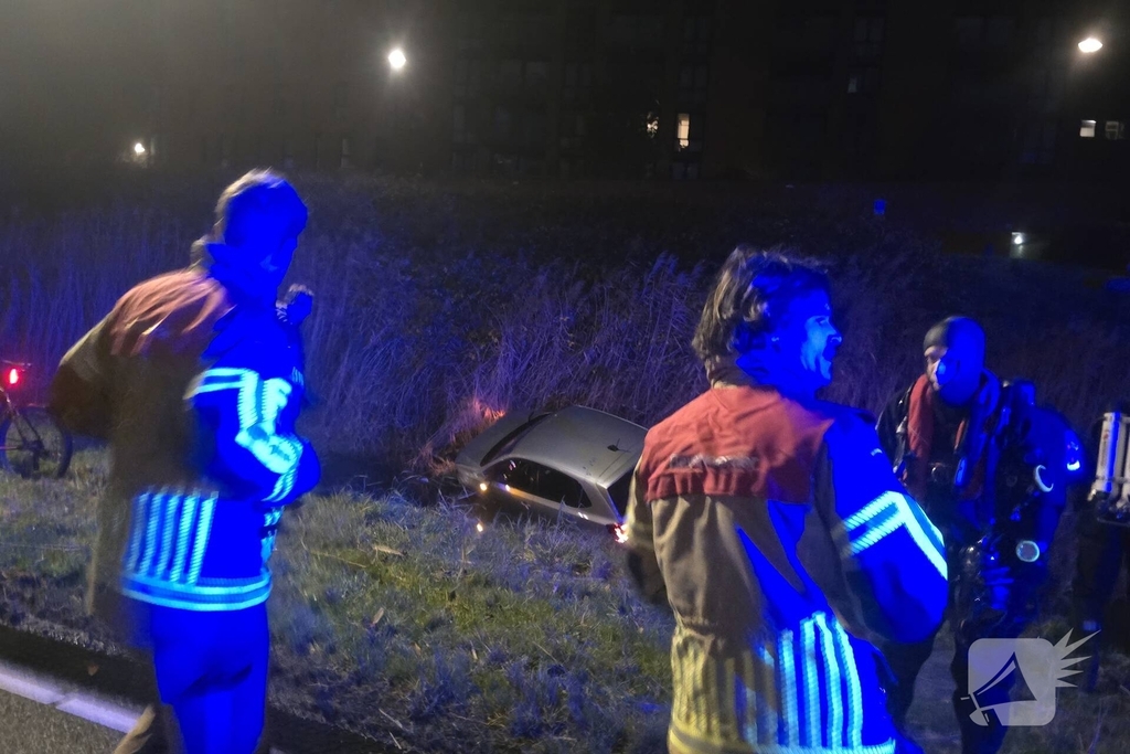 Auto te water na vlucht van bestuurder