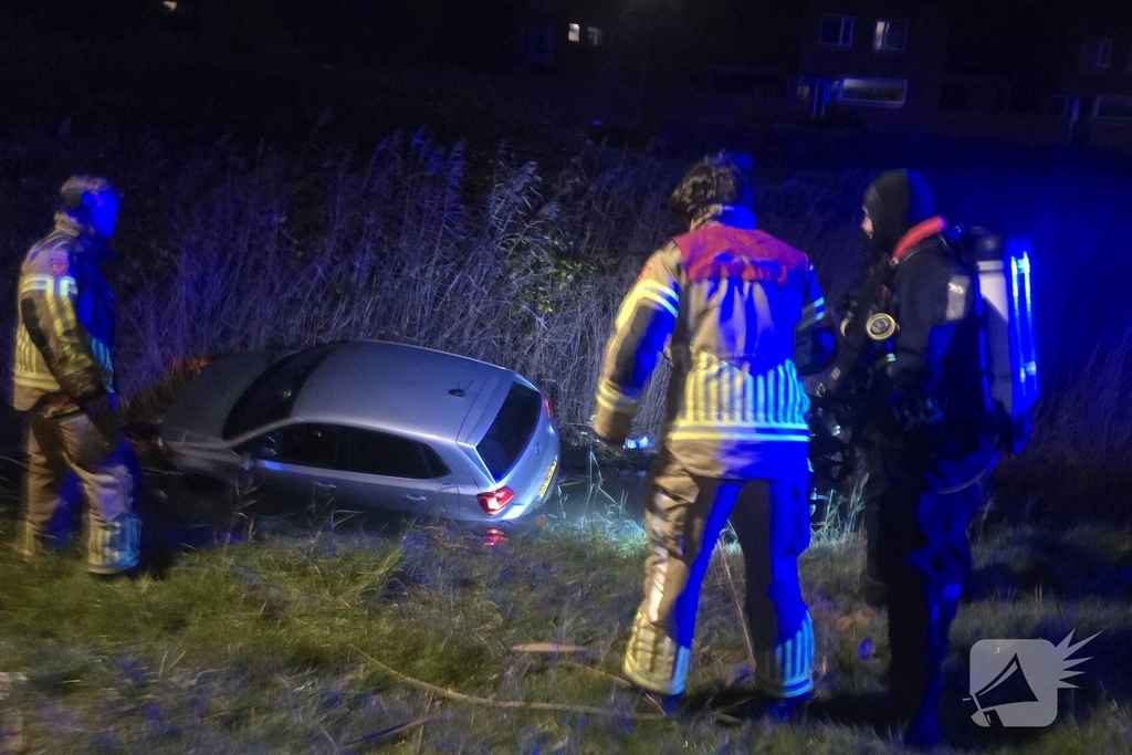 Auto te water na vlucht van bestuurder