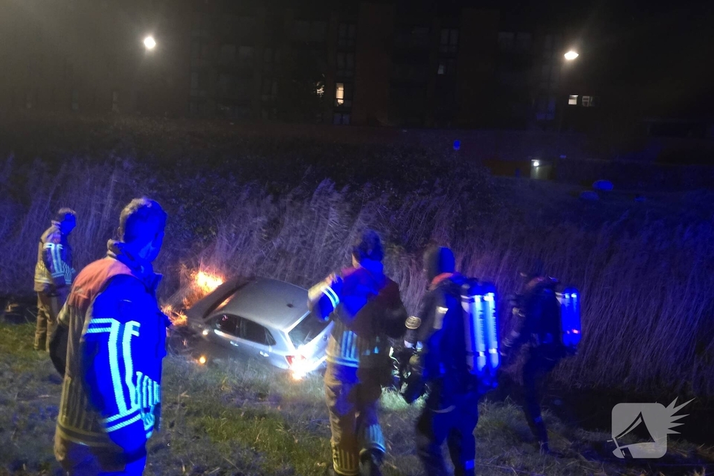 Auto te water na vlucht van bestuurder