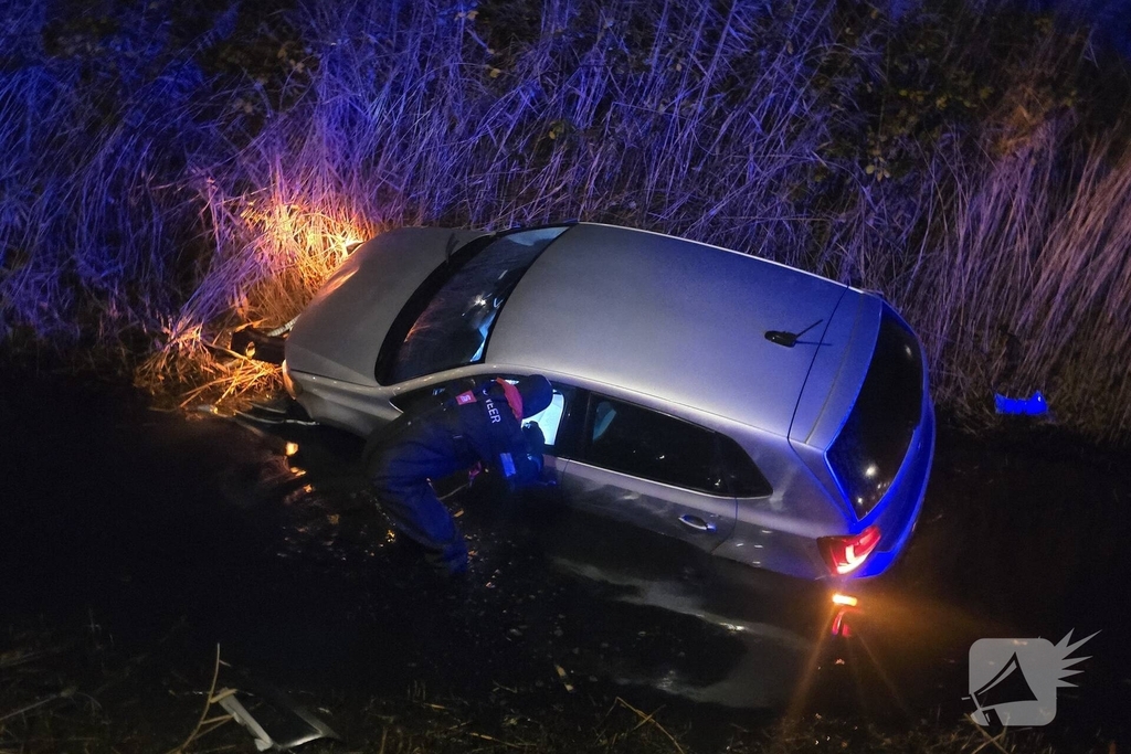 Auto te water na vlucht van bestuurder