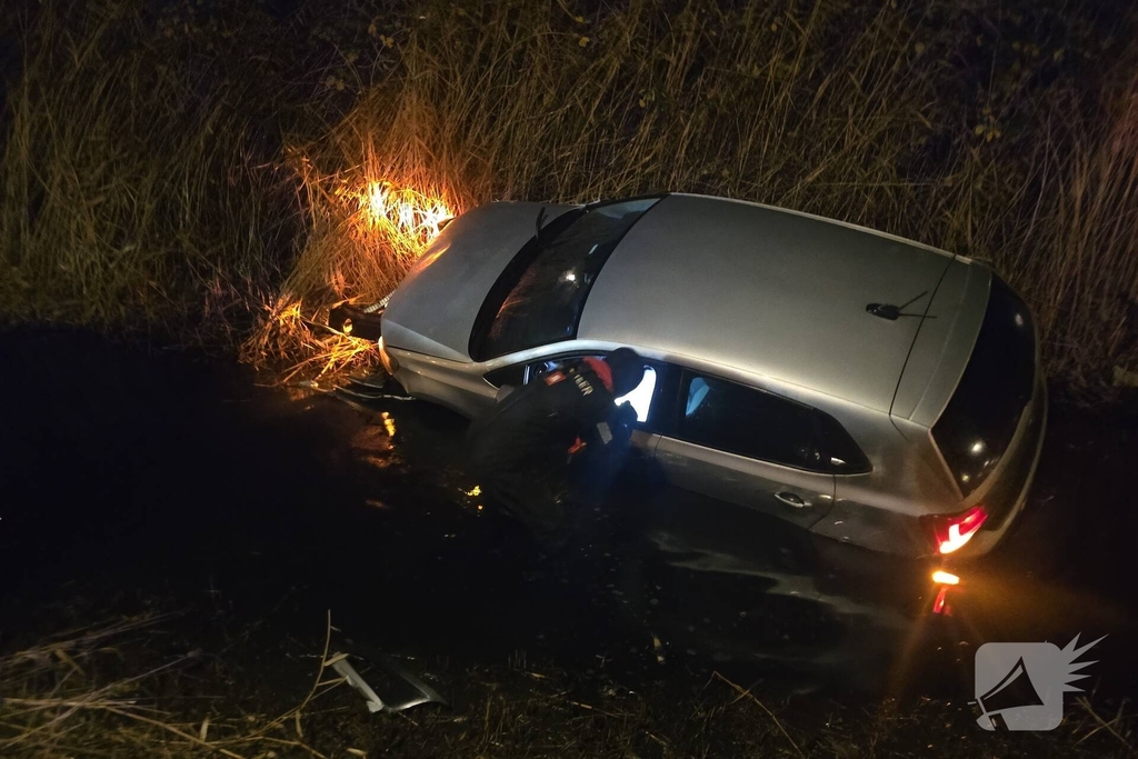 Auto te water na vlucht van bestuurder