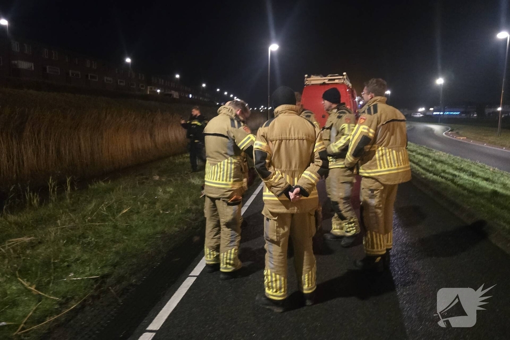 Auto te water na vlucht van bestuurder