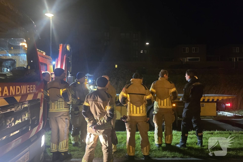Auto te water na vlucht van bestuurder