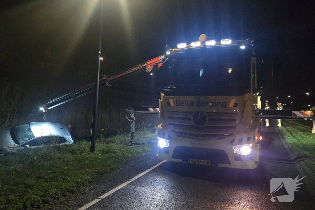 Auto te water na vlucht van bestuurder