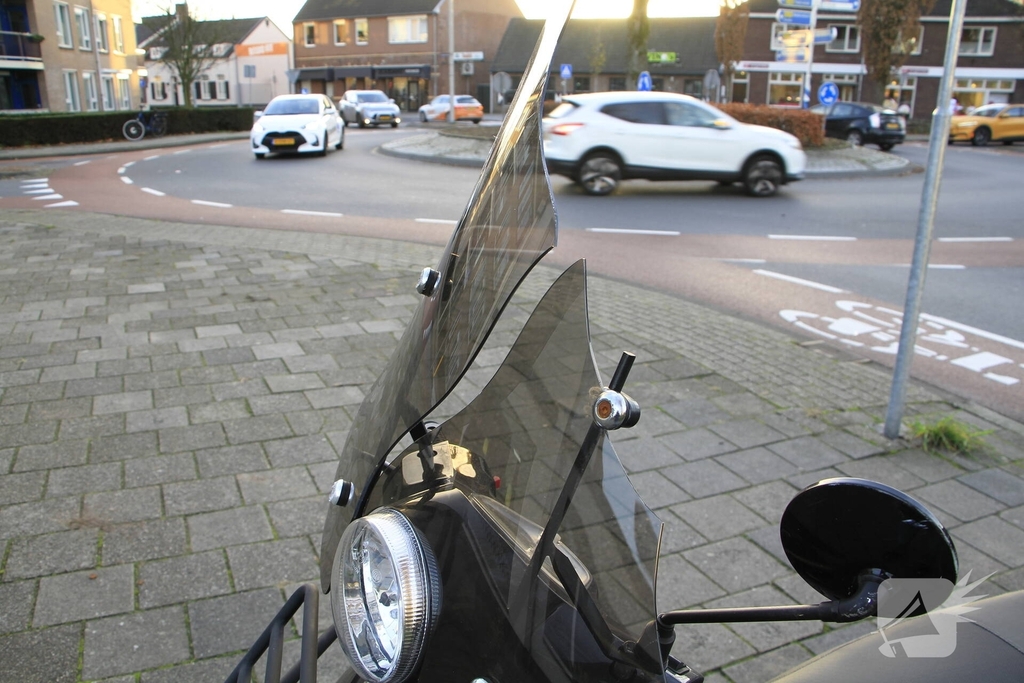 Scooterrijster raakt gewond bij val op oversteekplaats