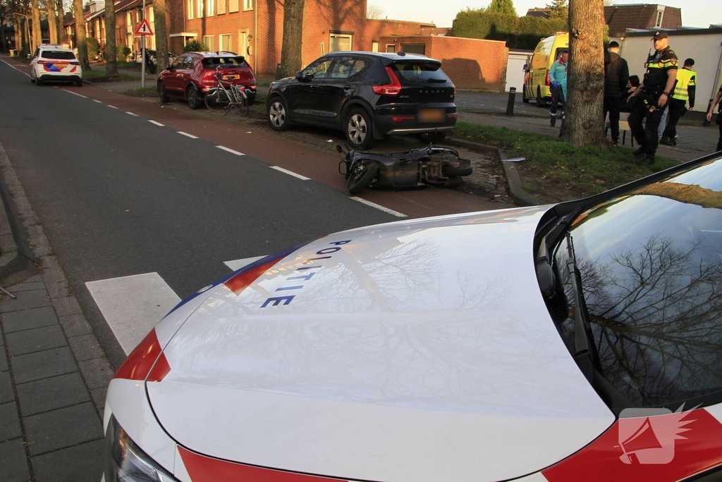 Scooterrijster raakt gewond bij val op oversteekplaats