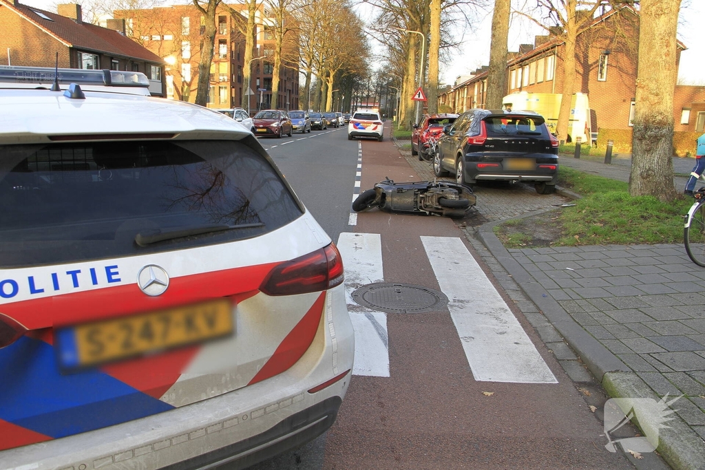 Scooterrijster raakt gewond bij val op oversteekplaats