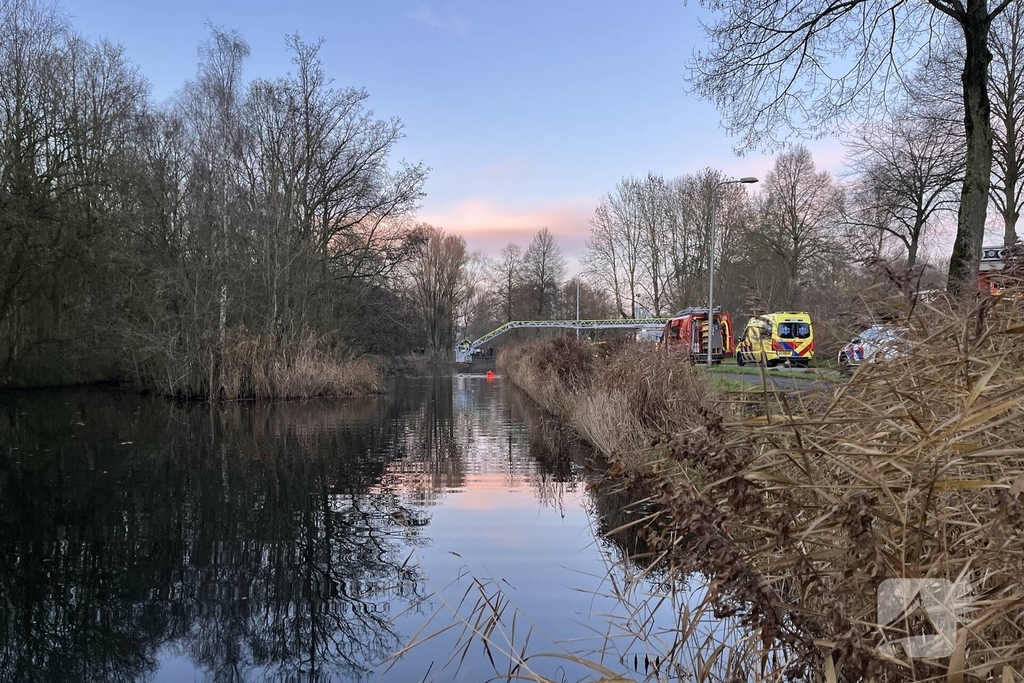 Auto raakt te water bij kruising
