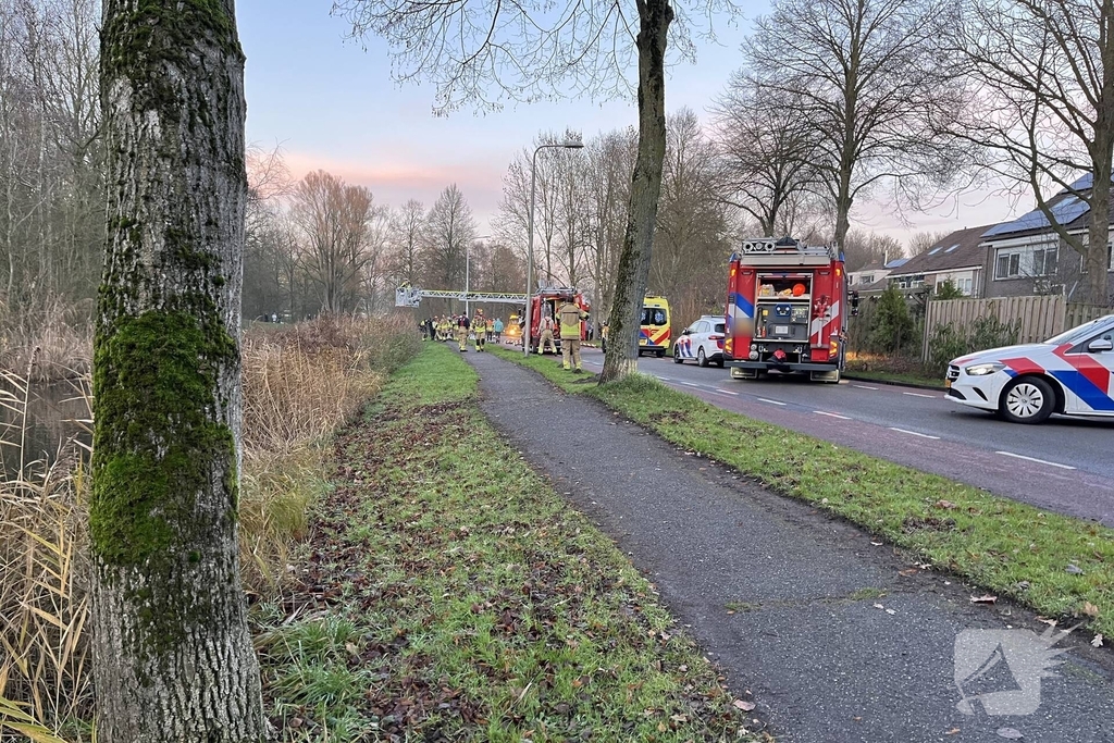 Auto raakt te water bij kruising