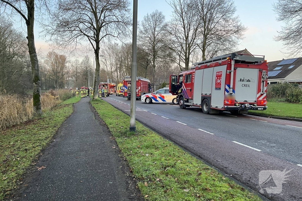 Auto raakt te water bij kruising