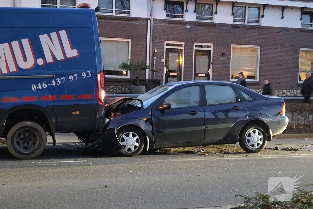 Personenauto botst achter op bakwagen