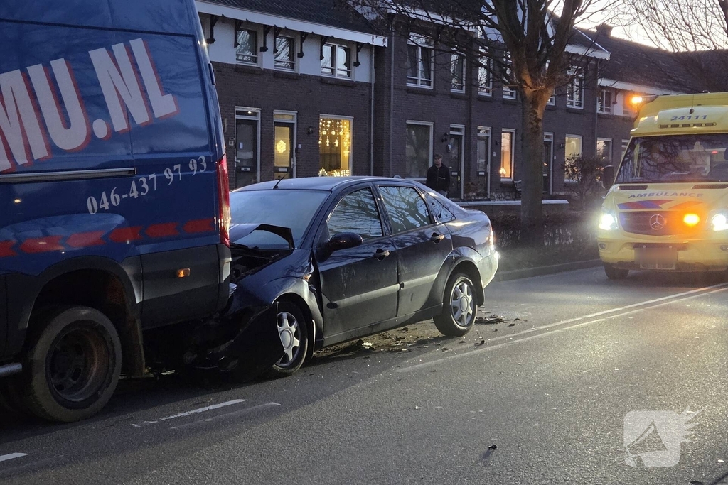 Personenauto botst achter op bakwagen