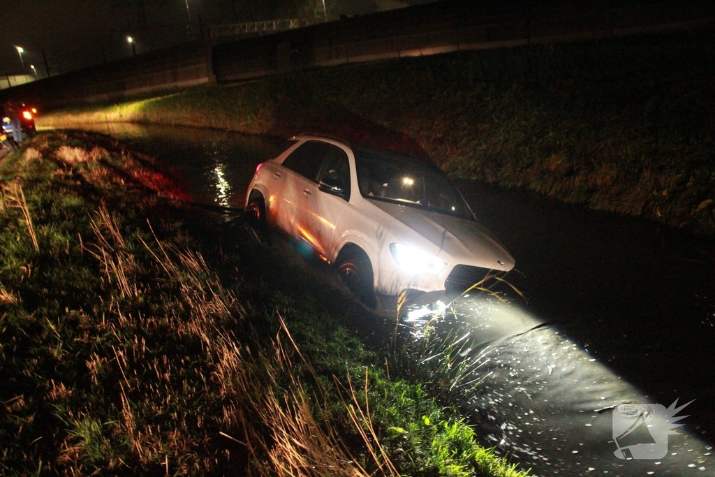 Auto raakt van de weg en belandt in sloot