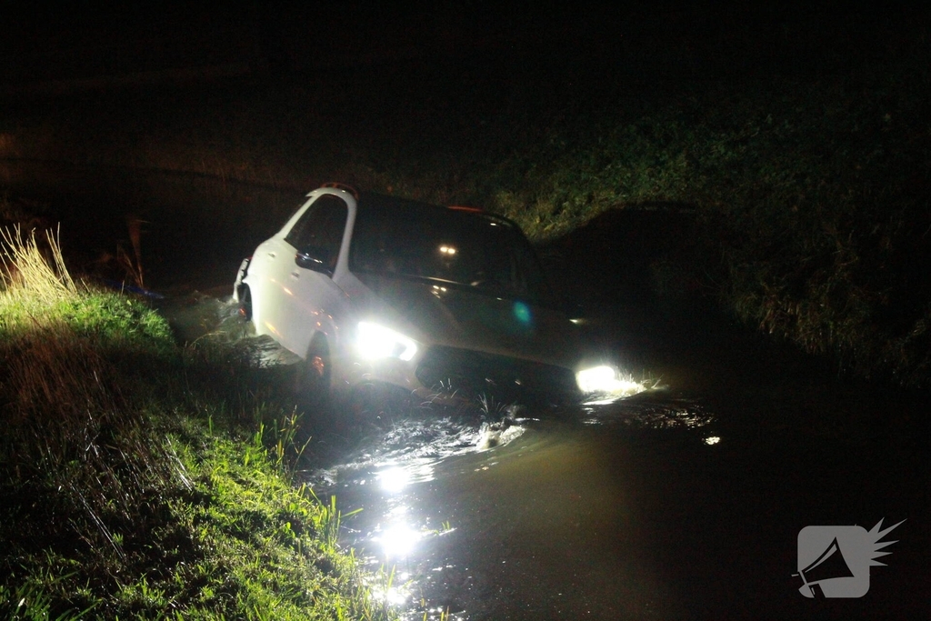 Auto raakt van de weg en belandt in sloot