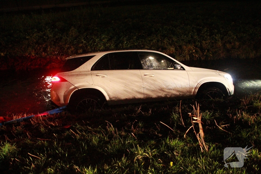 Auto raakt van de weg en belandt in sloot