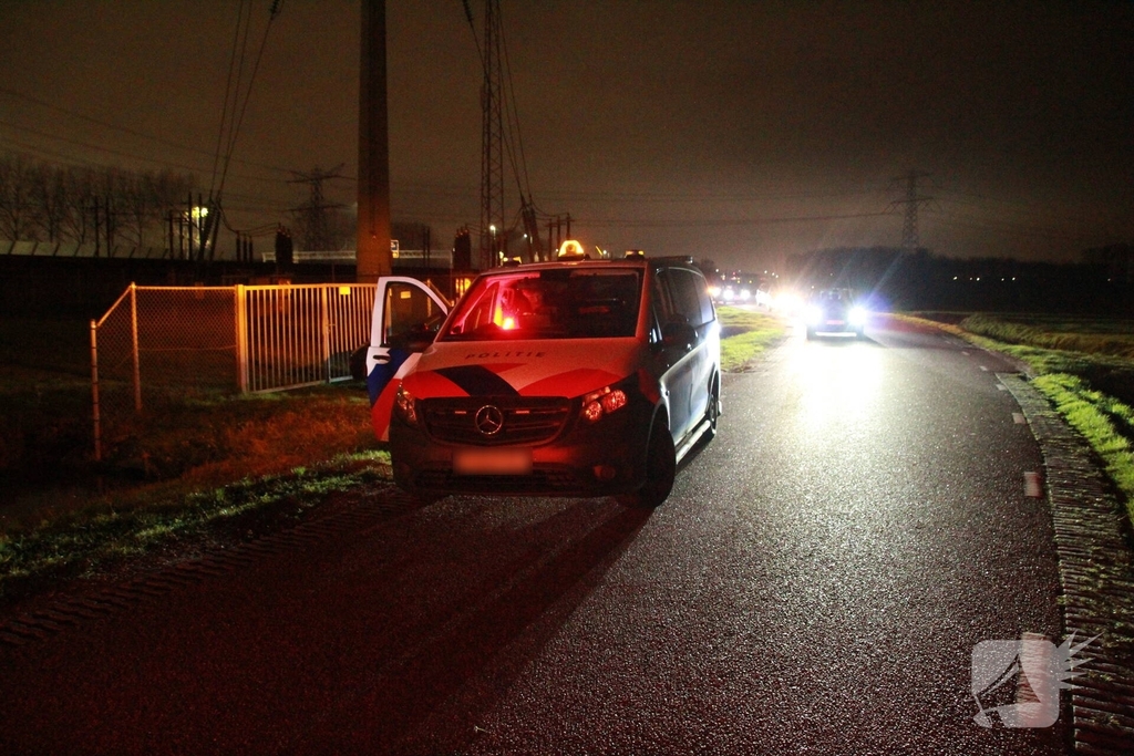 Auto raakt van de weg en belandt in sloot