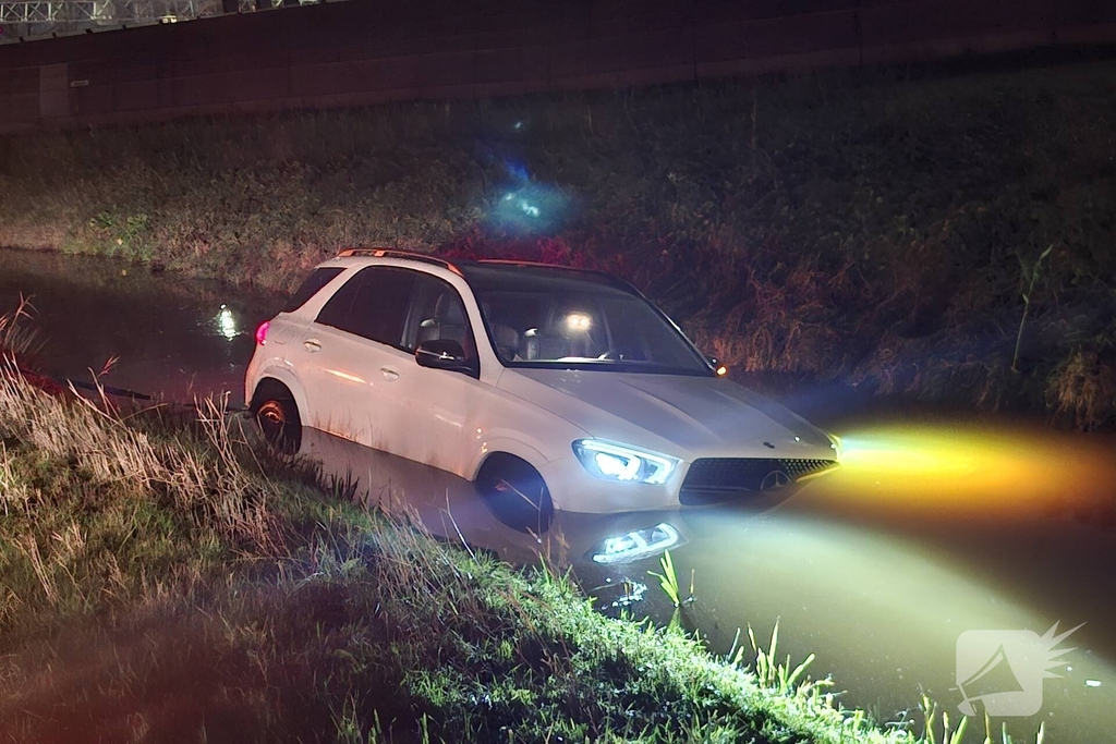 Auto raakt van de weg en belandt in sloot