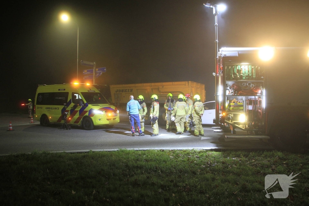 Automobilist botst achterop tractor met aanhangwagen