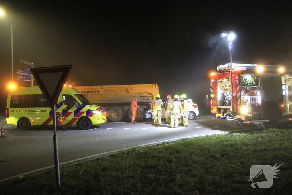 Automobilist botst achterop tractor met aanhangwagen