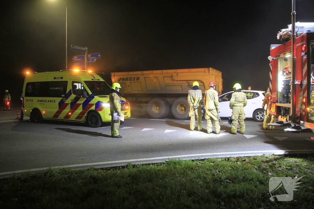 Automobilist botst achterop tractor met aanhangwagen