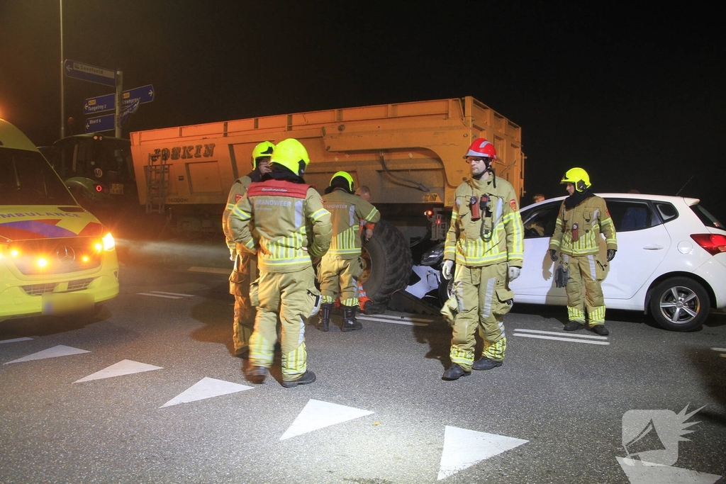 Automobilist botst achterop tractor met aanhangwagen