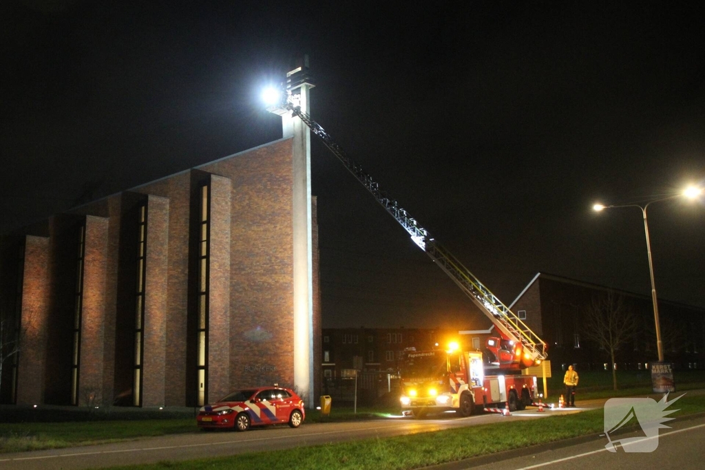 Brandweer smeert kerkklokken van Boazkerk