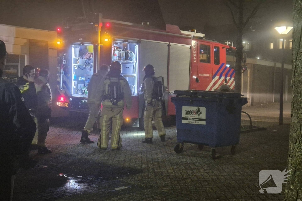 Brandweer dooft brand in papiercontainer