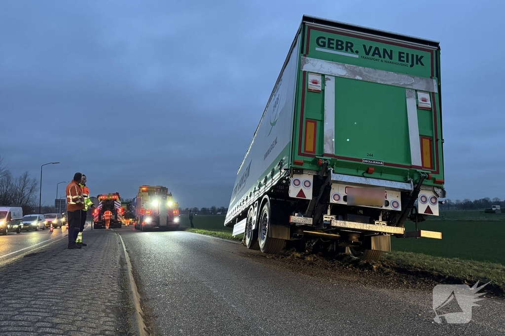 Vrachtwagen verliest oplegger op drukke weg