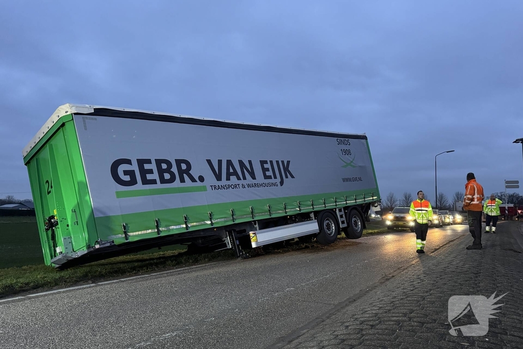 Vrachtwagen verliest oplegger op drukke weg