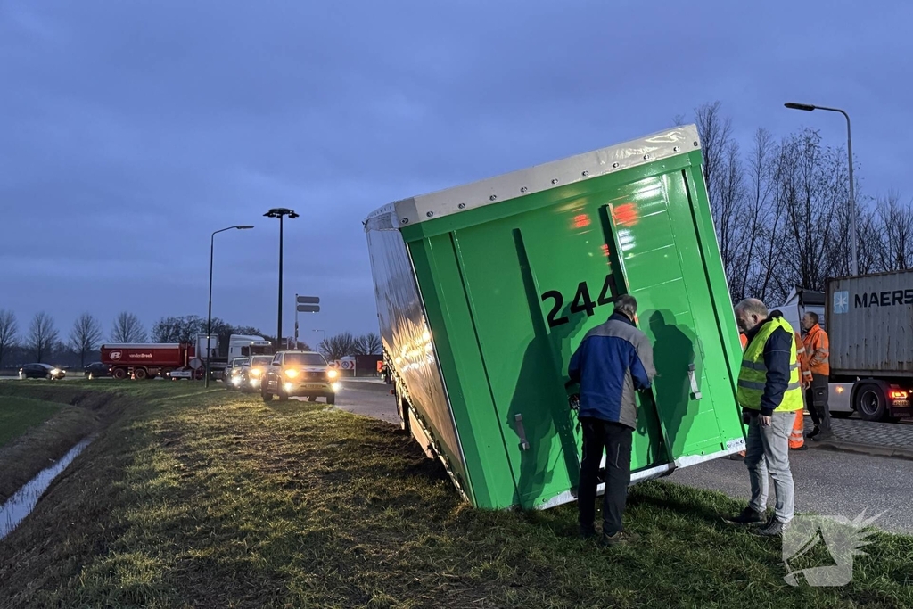 Vrachtwagen verliest oplegger op drukke weg