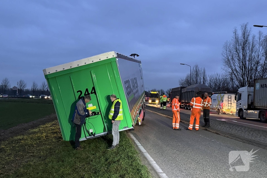 Vrachtwagen verliest oplegger op drukke weg