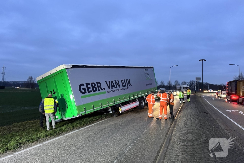 Vrachtwagen verliest oplegger op drukke weg